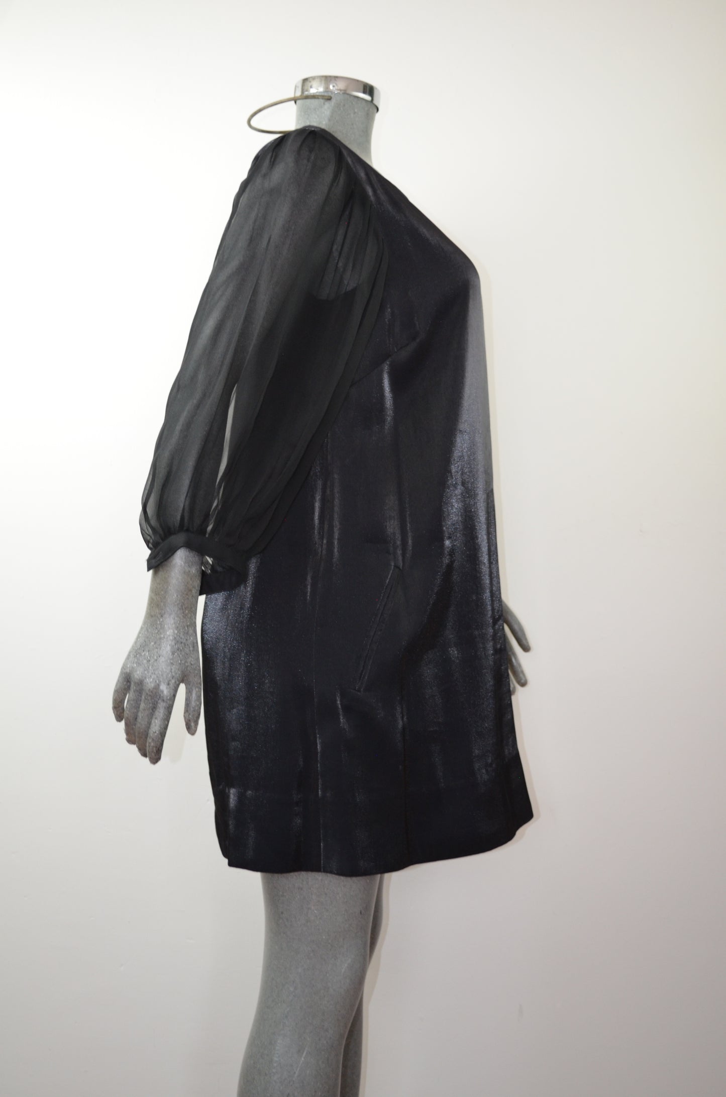 Vestido corto con mangas traslúcidas