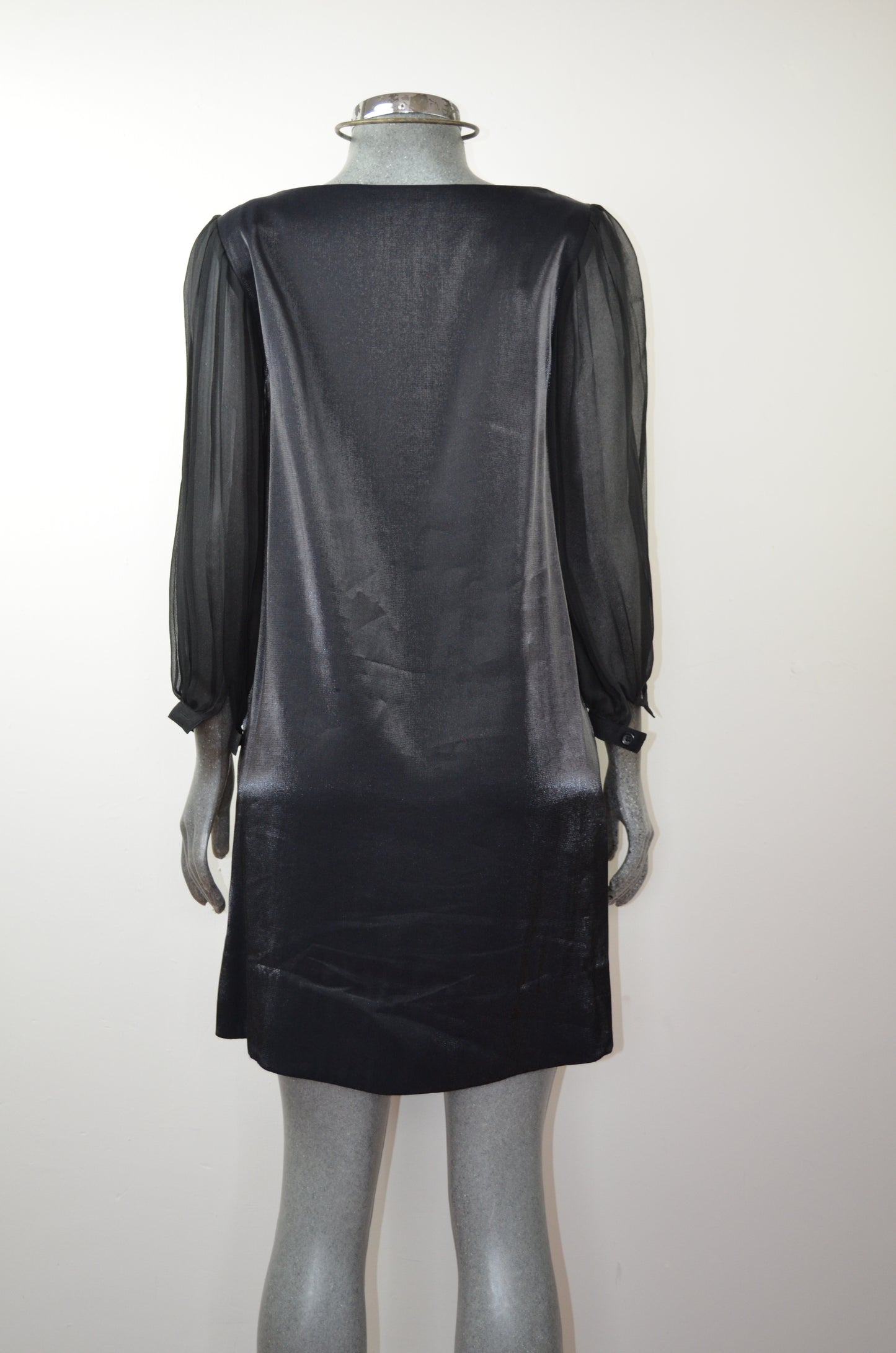 Vestido corto con mangas traslúcidas