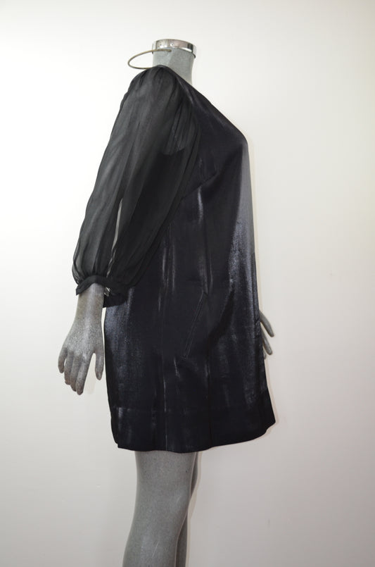 Vestido corto con mangas traslúcidas