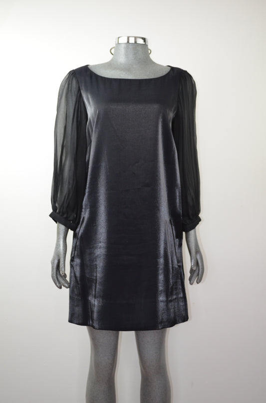 Vestido corto con mangas traslúcidas